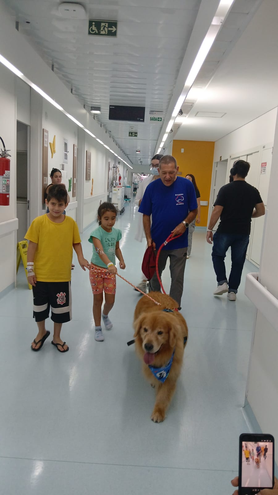 DENTRO DE AÇÕES PARA HUMANIZAÇÃO DA SAÚDE, HOSPITAL DE URGÊNCIA DE SÃO BERNARDO RECEBE VISITA DE CÃES TERAPEUTAS