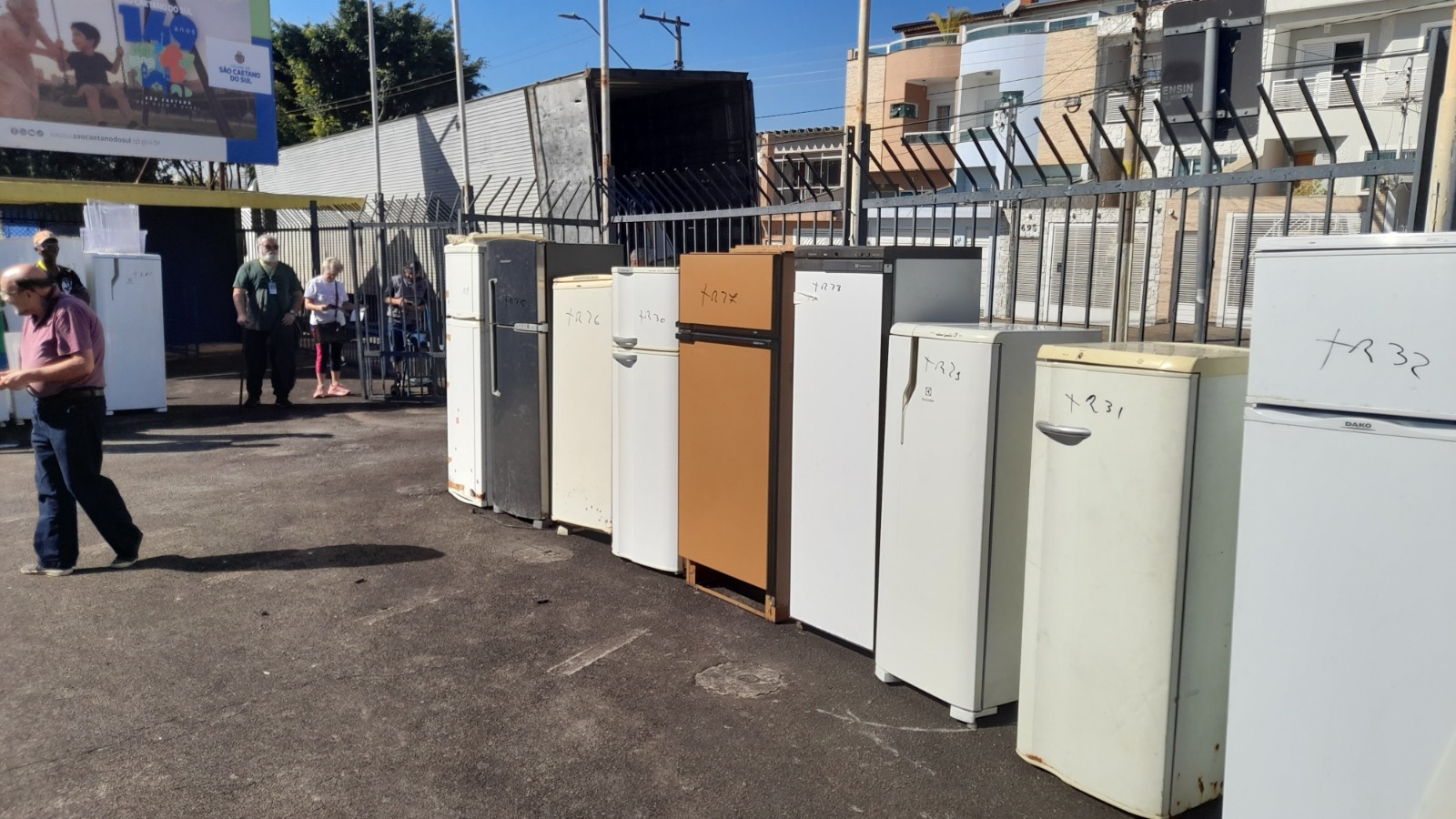 PREFEITURA DE SÃO CAETANO E ENEL ENTREGAM GELADEIRAS NOVAS A MORADORES CONTEMPLADOS EM PROJETO