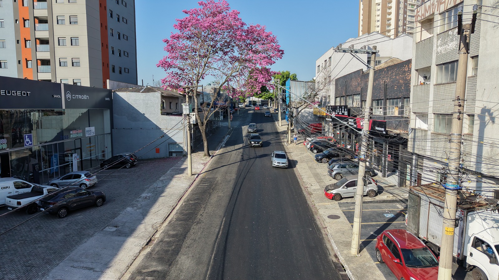 RECAPEAMENTO DE TRECHO DA AVENIDA GOIÁS AVANÇA E DUAS DAS TRÊS FAIXAS ESTÃO EM ETAPA FINAL