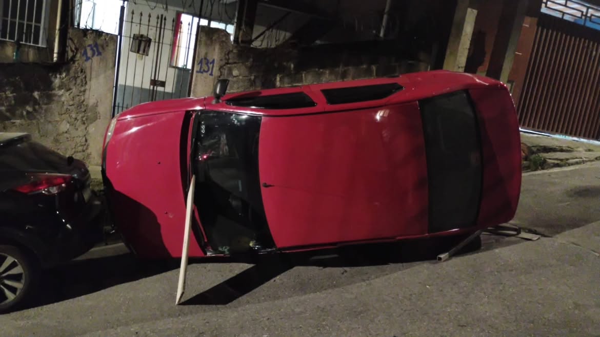 CARRO DE APLICATIVO CAPOTA NA RUA ALTO DA BELA VISTA, NA VILA SÃO PEDRO