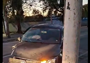 CARRO BATE EM POSTE E É ABANDONADO NA AVENIDA SENADOR VERGUEIRO, EM SÃO BERNARDO