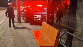 GCM PRENDE EM FLAGRANTE HOMEM QUE DESTRUIU PONTO DE ÔNIBUS NA RUA DOS VIANAS, EM SÃO BERNARDO