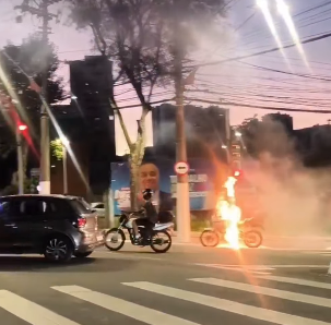 MOTO PEGA FOGO NA AVENIDA KENNEDY, EM SÃO BERNARDO