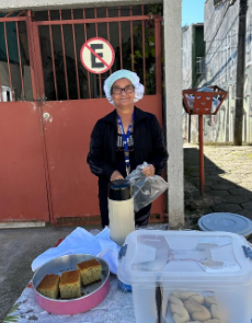 SOLIDARIEDADE: CRIADOR DE CONTEÚDO MOSTRA SENHORA QUE VENDE BROAS E BOLOS EM RUA DO JARDIM SILVINA