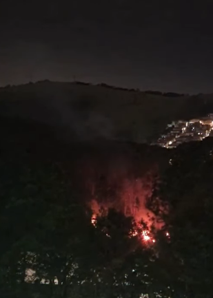 FOGO EM ÁREA DE MATA MOBILIZA O CORPO DE BOMBEIROS NA MADRUGADA PRÓXIMO AO CONDOMÍNIO TIRADENTES, EM SÃO BERNARDO