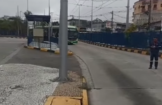 MOTORISTA ESQUECE DE ACIONAR O FREIO DE MÃO; CARRO DESCE, INVADE CORREDOR EXCLUSIVO DO TRÓLEBUS E NO TERMINAL PIRAPORINHA