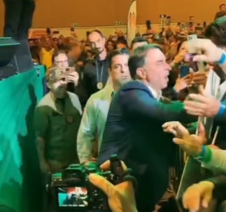 COM APOIO DE MILEI E VÍDEO DO PAI EM IA, PL OFICIALIZA CANDIDATURA A PRESIDENTE DE FLÁVIO BOLSONARO EM CONVENÇÃO
