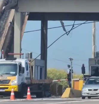 MOTORISTA MORRE APÓS CARRO BATER EM PEDÁGIO E DERRUBAR ESTRUTURA EM CAMPINAS