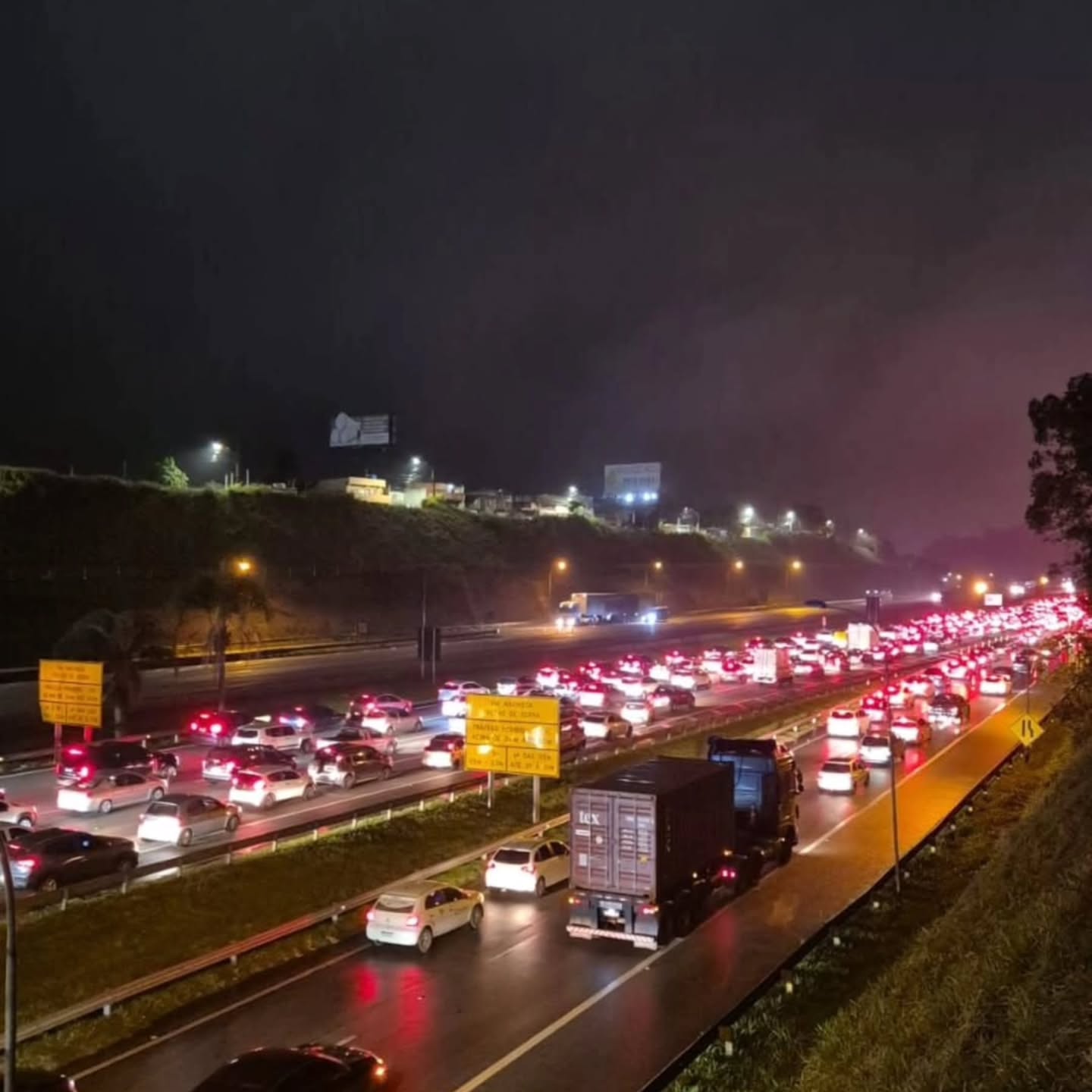 VAI DESCER PARA O LITORAL? ECOVIAS PREVÊ ATÉ 315 MIL VEÍCULOS NO FERIADO; VEJA OS MELHORES HORÁRIOS PARA VIAJAR