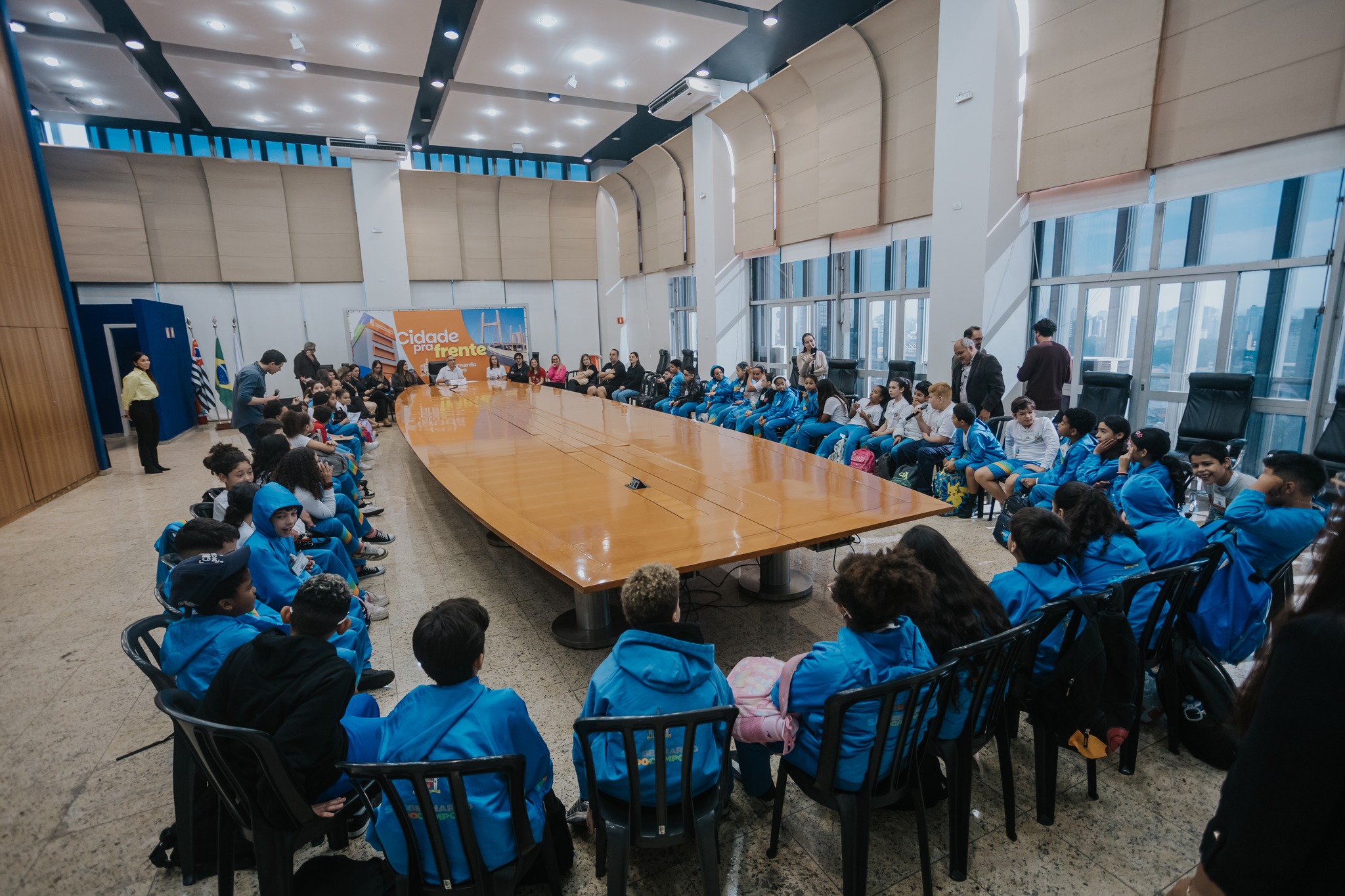 ALUNOS DE ESCOLA MUNICIPAL VISITAM O PAÇO E DIALOGAM SOBRE DEMANDAS DA CIDADE EM SÃO BERNARDO