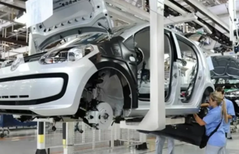VOLKSWAGEN PLANEJA CORTAR MODELOS E AMEAÇA DEMISSÕES EM REESTRUTURAÇÃO GLOBAL PARA ENFRENTAR RIVAIS CHINESAS