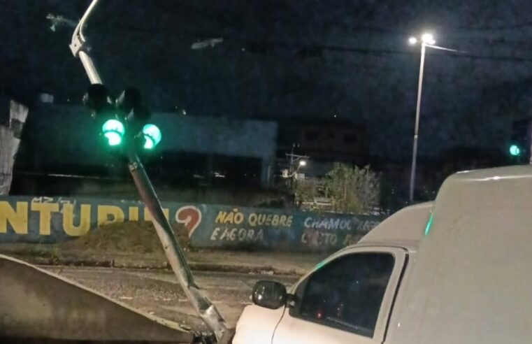 CARRO DERRUBA SEMÁFORO EM ACIDENTE NA LAURO GOMES COM A LIONS EM SÃO BERNARDO