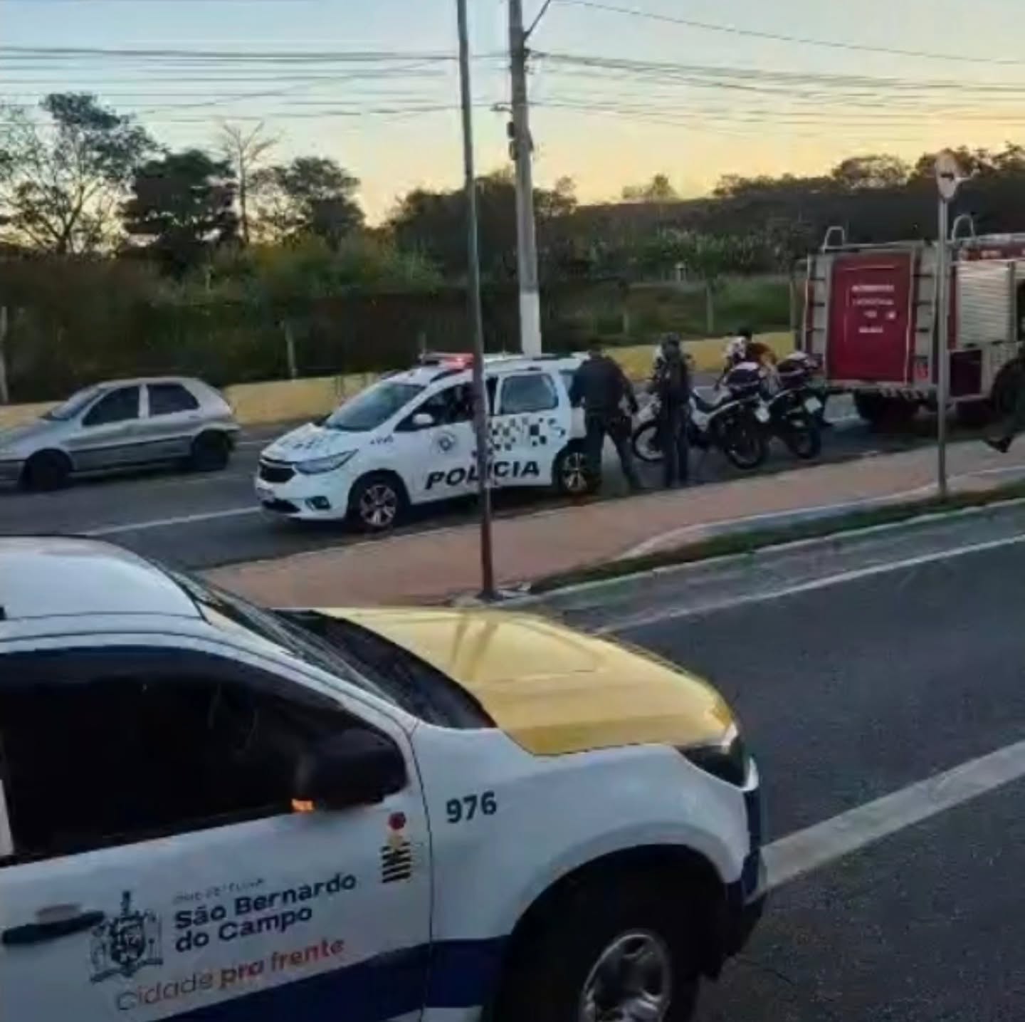 CORPO DE BOMBEIROS CONFIRMA MORTE DE MOTOCICLISTA APÓS ACIDENTE NA ESTRADA DOS ALVARENGAS, EM SÃO BERNARDO