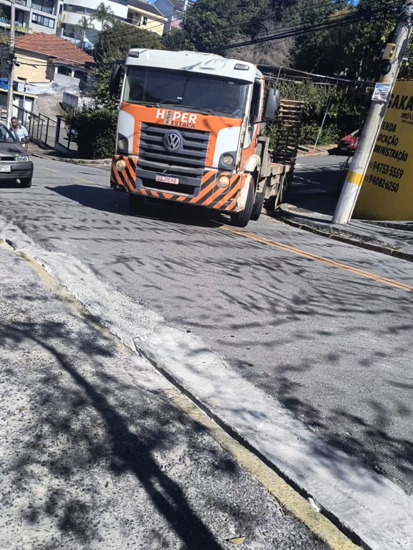 CAMINHÃO-PLATAFORMA TRAVA O TRÂNSITO NA VILA DUSI; EQUIPE DE TRÂNSITO ATUA NO LOCAL