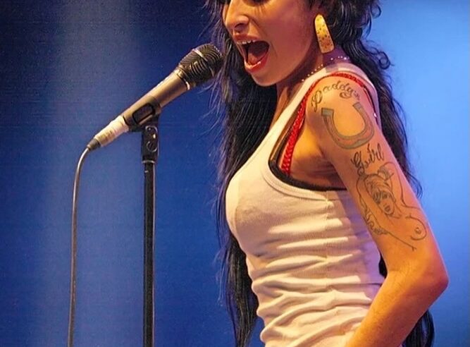 15 ANOS SEM AMY WINEHOUSE: ‘REHAB’ LIDERA EXECUÇÕES PÚBLICAS NO BRASIL, APONTA ECAD