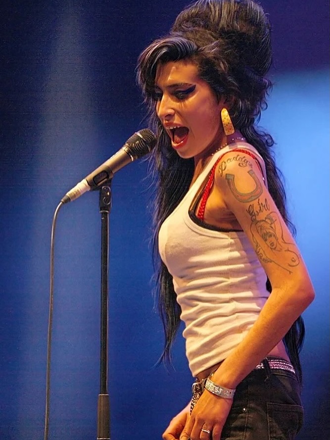 15 ANOS SEM AMY WINEHOUSE: ‘REHAB’ LIDERA EXECUÇÕES PÚBLICAS NO BRASIL, APONTA ECAD