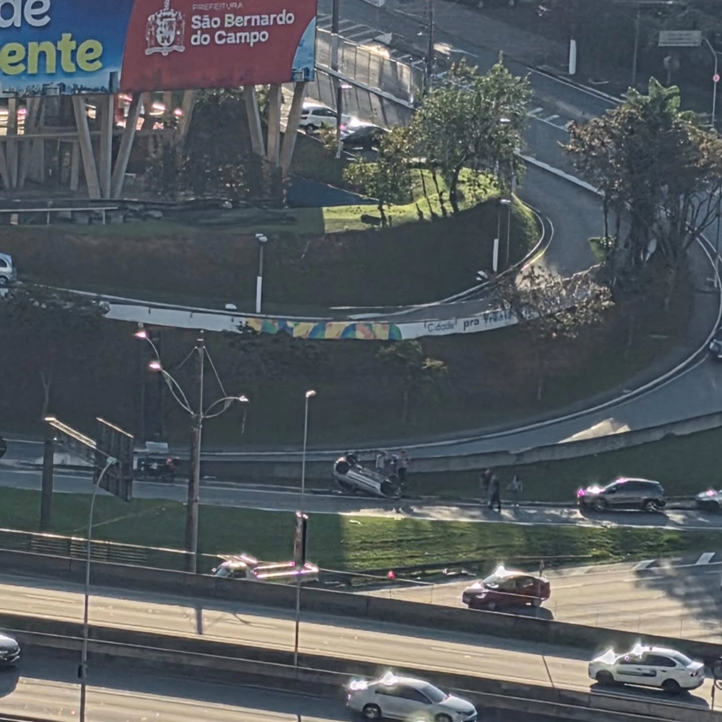 CARRO CAPOTA APÓS ACIDENTE NA VIA ANCHIETA, EM FRENTE AO CENFORPE, EM SÃO BERNARDO