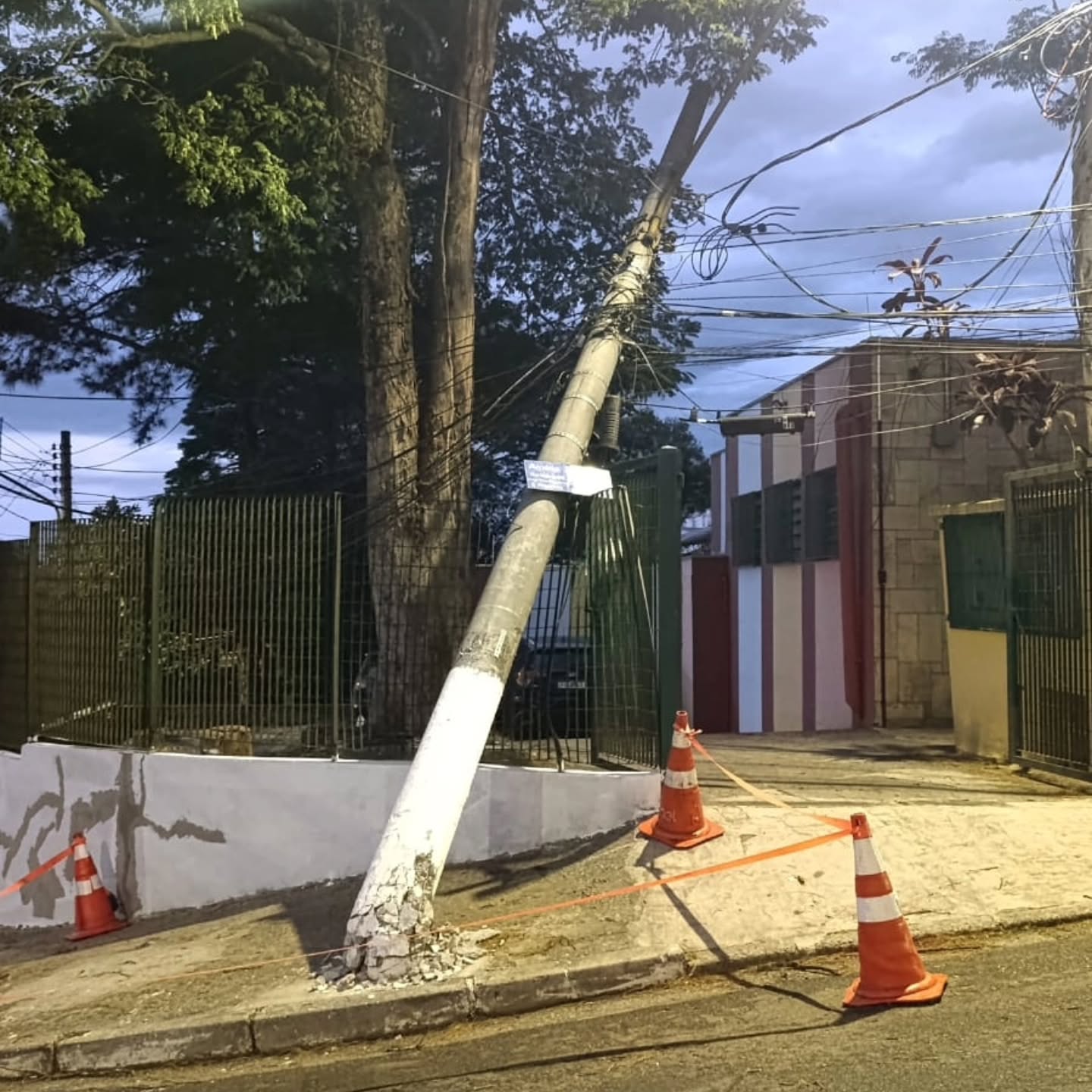 VENDAVAL DERRUBA ÁRVORES E POSTES E DEIXA MORADORES SEM ENERGIA EM DIADEMA
