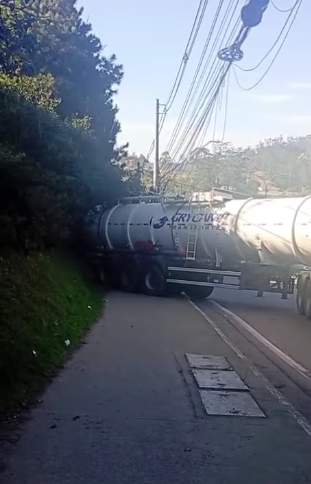 CARRETA FAZ “L” E TRAVA TRÂNSITO NA ESTRADA GALVÃO BUENO, EM SÃO BERNARDO, NA MANHÃ DESTA QUARTA-FEIRA (29)