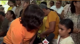 CRIANÇA SE EMOCIONA AO FALAR DA MÃE EM ENTREVISTA E É ACOLHIDA POR REPÓRTER DA TV GLOBO NO RECIFE