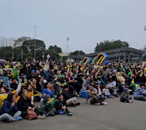 NEM O FRIO E A NEBLINA ESPANTAM TORCEDORES DA SELEÇÃO BRASILEIRA NO PAÇO MUNICIPAL DE SÃO BERNARDO