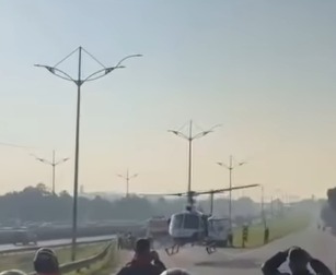 VEJA O MOMENTO EM QUE HELICÓPTERO ÁGUIA SOCORRE MOTOCICLISTA GRAVEMENTE FERIDO APÓS ACIDENTE NA ANCHIETA