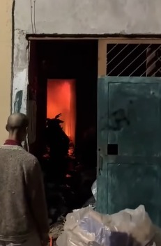 INCÊNDIO ATINGE CASA NO TABOÃO E MOBILIZA BOMBEIROS EM SÃO BERNARDO