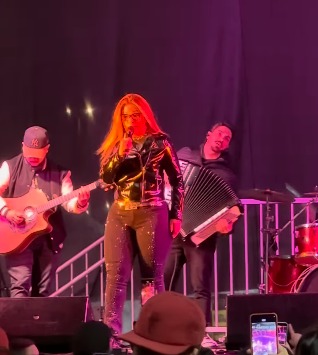 VAL PINHEIRO FAZ SHOW NO SÃO BERNARDO PLAZA