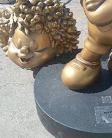 VÍDEO MOSTRA QUE ESTÁTUA DA MILENA NÃO FOI VANDALIZADA; CABEÇA SE SOLTOU APÓS PESSOA ENCOSTAR NA ESCULTURA