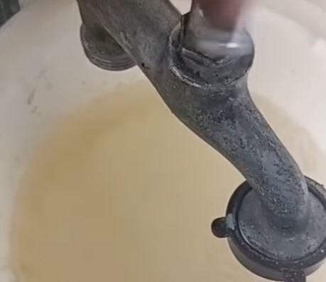 APÓS INTERRUPÇÃO NO ABASTECIMENTO, ÁGUA SAI MARROM DAS TORNEIRAS NA VILA SÃO PEDRO, EM SÃO BERNARDO