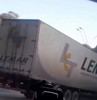 CARRETA FICA ATRAVESSADA APÓS ACIDENTE E COMPLICA O TRÂNSITO NA RODOVIA CAMINHO DO MAR