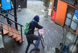BICICLETA DE TRABALHO É FURTADA NA ESQUINA DA MARECHAL COM A DJALMA DUTRA; CÂMERAS REGISTRAM A AÇÃO