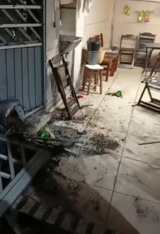 ÔNIBUS ATINGE CASA, DESTRÓI BAR E DEIXA HOMEM GRAVEMENTE FERIDO NO JARDIM SILVINA, EM SÃO BERNARDO