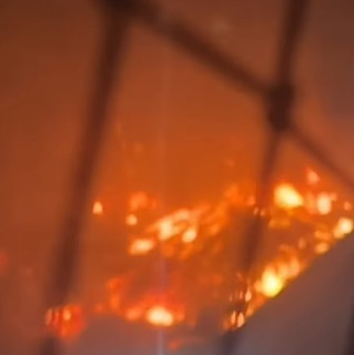 EXPLOSÕES ASSUSTAM MORADORES DURANTE INCÊNDIO EM PONTO DE RECICLAGEM NO JARDIM SILVINA