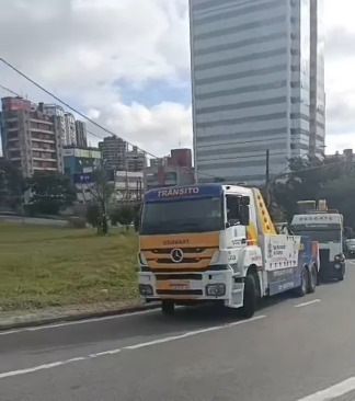 CAMINHÃO QUEBRA NA ALÇA DA ANCHIETA SENTIDO PIRAPORINHA E É REMOVIDO EM SÃO BERNARDO