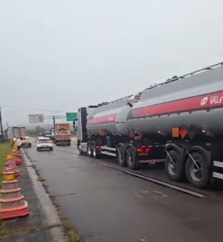 PROTESTO DE CAMINHONEIROS GERA CONGESTIONAMENTO NAS RODOVIAS NESTA TERÇA-FEIRA; CARRETAS FORAM APEDREJADAS