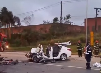 MOTORISTA DE APLICATIVO MORRE APÓS COLIDIR CONTRA CARRETA EM RIO GRANDE DA SERRA; SUSPEITA É DE MAL SÚBITO