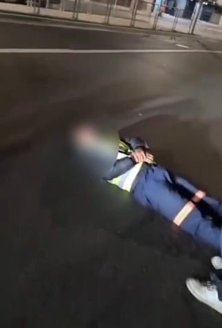 MOTOCICLISTA FICA FERIDO APÓS ATINGIR FIO SOLTO DE TELEFONIA NA ESTRADA DOS ALVARENGAS, EM SÃO BERNARDO