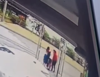 MULHER TENTA LEVAR CRIANÇA À FORÇA DAS MÃOS DA AVÓ NO CENTRO DE SÃO BERNARDO; CÂMERAS REGISTRAM TUDO
