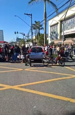 MOTO E CARRO BATEM EM FRENTE À IGREJA UNIVERSAL, PERTO DO PAÇO MUNICIPAL, EM SÃO BERNARDO