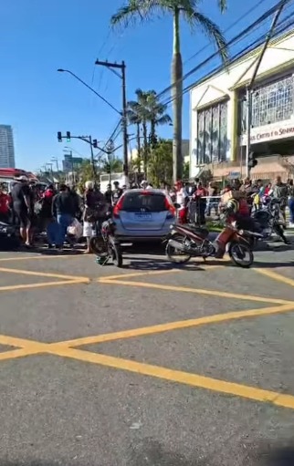 MOTO E CARRO BATEM EM FRENTE À IGREJA UNIVERSAL, PERTO DO PAÇO MUNICIPAL, EM SÃO BERNARDO