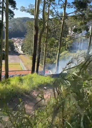 ÁREA DE MATA PEGA FOGO NO PARQUE SELECTA E BOMBEIROS SÃO ACIONADOS