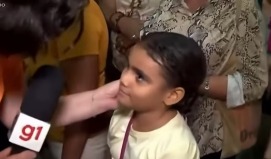 CRIANÇA SE EMOCIONA AO FALAR DA MÃE EM ENTREVISTA E É ACOLHIDA POR REPÓRTER DA TV GLOBO NO RECIFE
