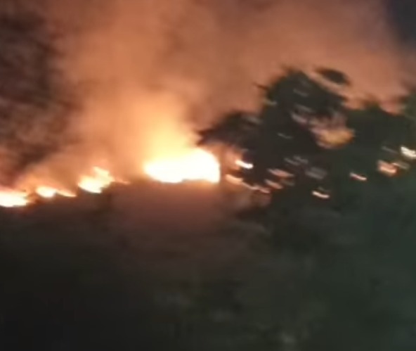 MORADORES E BOMBEIROS CONTROLAM INCÊNDIO EM ÁREA DE MATA NA VILA SÃO PEDRO, EM SÃO BERNARDO