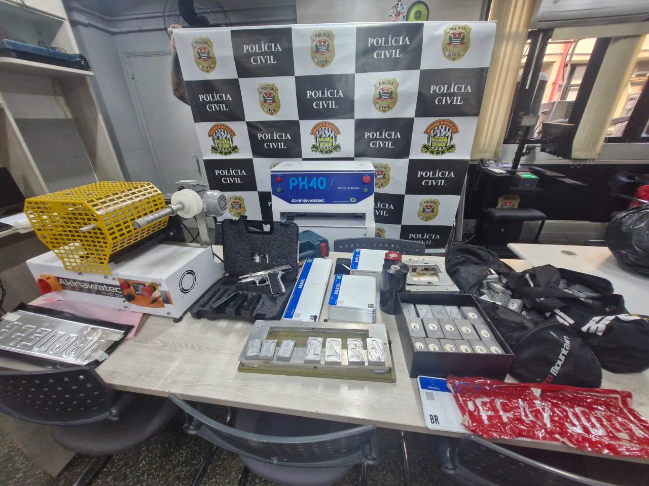 POLÍCIA CIVIL ENCONTRA CASA USADA PARA FABRICAR PLACAS FALSAS DE VEÍCULOS NA REGIÃO DO ABC