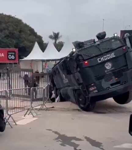 VIATURA DA PM AFUNDA APÓS ASFALTO CEDER EM FRENTE AO MORUMBIS