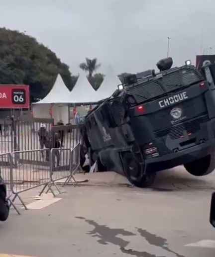 VIATURA DA PM AFUNDA APÓS ASFALTO CEDER EM FRENTE AO MORUMBIS