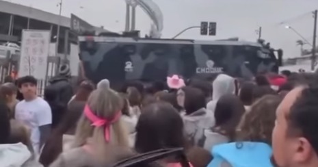 VEJA O MOMENTO EM QUE VIATURA DO CHOQUE TOMBA APÓS CALÇADA CEDER EM FRENTE AO MORUMBIS ANTES DE SHOW