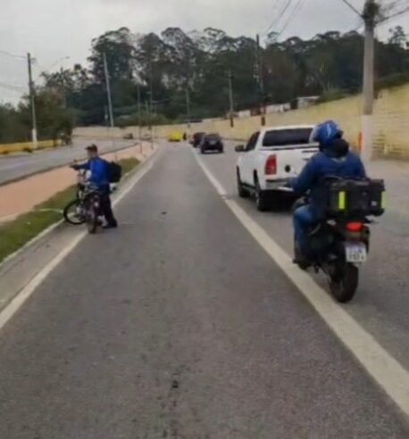 MOTOCICLISTA SOFRE FRATURAS NAS PERNAS APÓS QUEDA NA ESTRADA DOS ALVARENGAS, EM SÃO BERNARDO