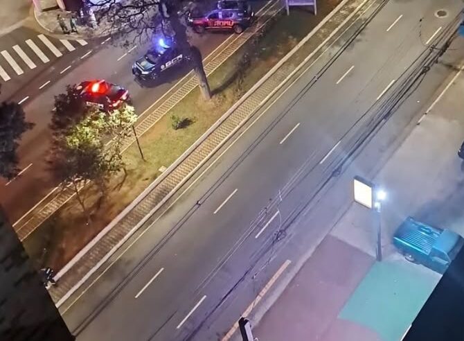 DISCUSSÃO NO TRÂNSITO TERMINA COM MOTOCICLISTA BALEADO POR GCM NA AVENIDA CAMINHO DO MAR